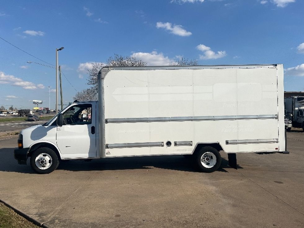 Light Duty Box Truck-Light and Medium Duty Trucks-GMC-2021-Savana G33903-Houston-TX-102,462\n\t\tmiles-$ 29,000 - Image 4