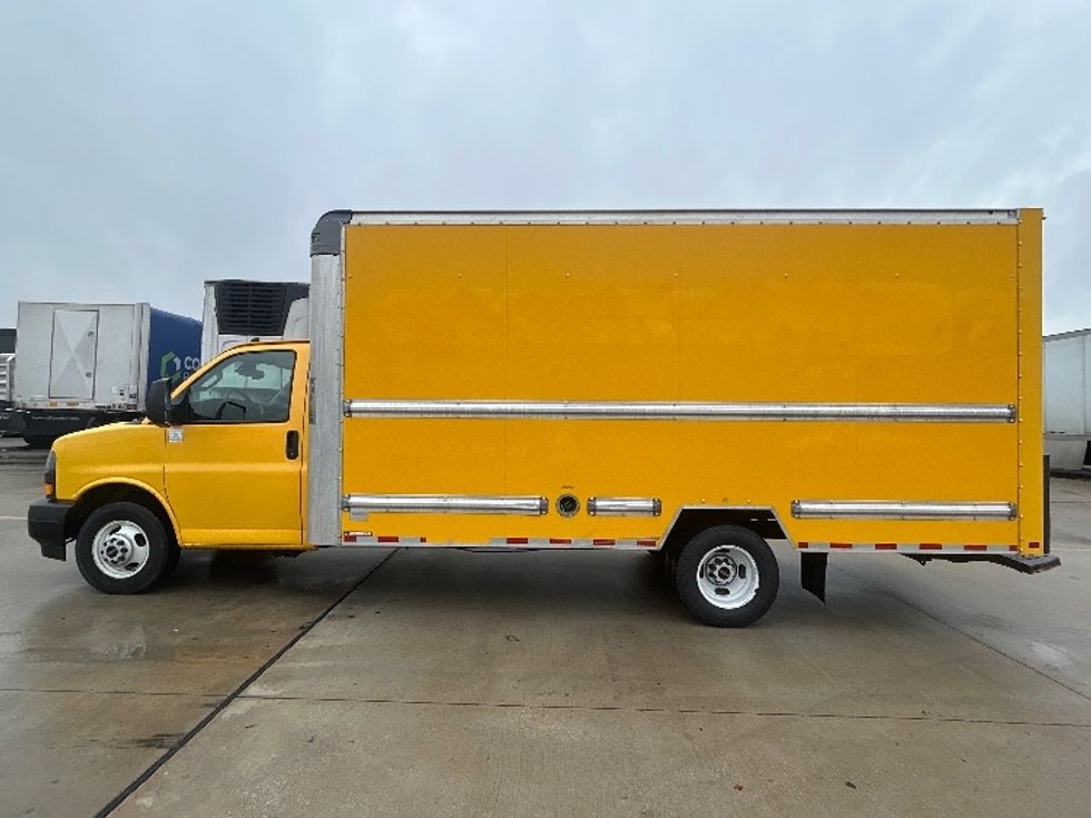 Light Duty Box Truck-Light and Medium Duty Trucks-GMC-2021-Savana G33903-Houston-TX-112,566\n\t\tmiles-$ 25,000 - Image 4