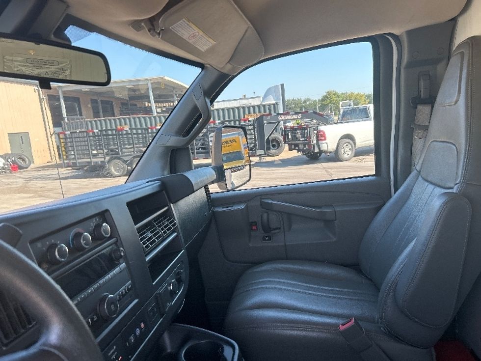 Light Duty Box Truck-Light and Medium Duty Trucks-GMC-2021-Savana G33903-Houston-TX-115,426\n\t\tmiles-$ 26,750 - Image 16