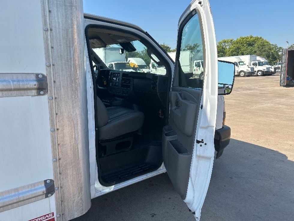 Light Duty Box Truck-Light and Medium Duty Trucks-GMC-2021-Savana G33903-Houston-TX-115,426\n\t\tmiles-$ 26,750 - Image 17