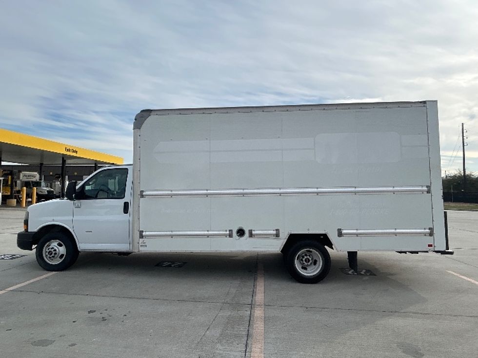 Light Duty Box Truck-Light and Medium Duty Trucks-GMC-2021-Savana G33903-Houston-TX-115,511\n\t\tmiles-$ 27,750 - Image 4