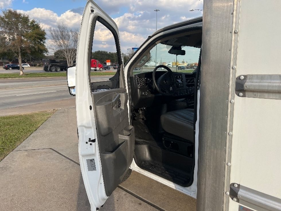 Light Duty Box Truck-Light and Medium Duty Trucks-GMC-2021-Savana G33903-Houston-TX-120,921\n\t\tmiles-$ 27,000 - Image 16