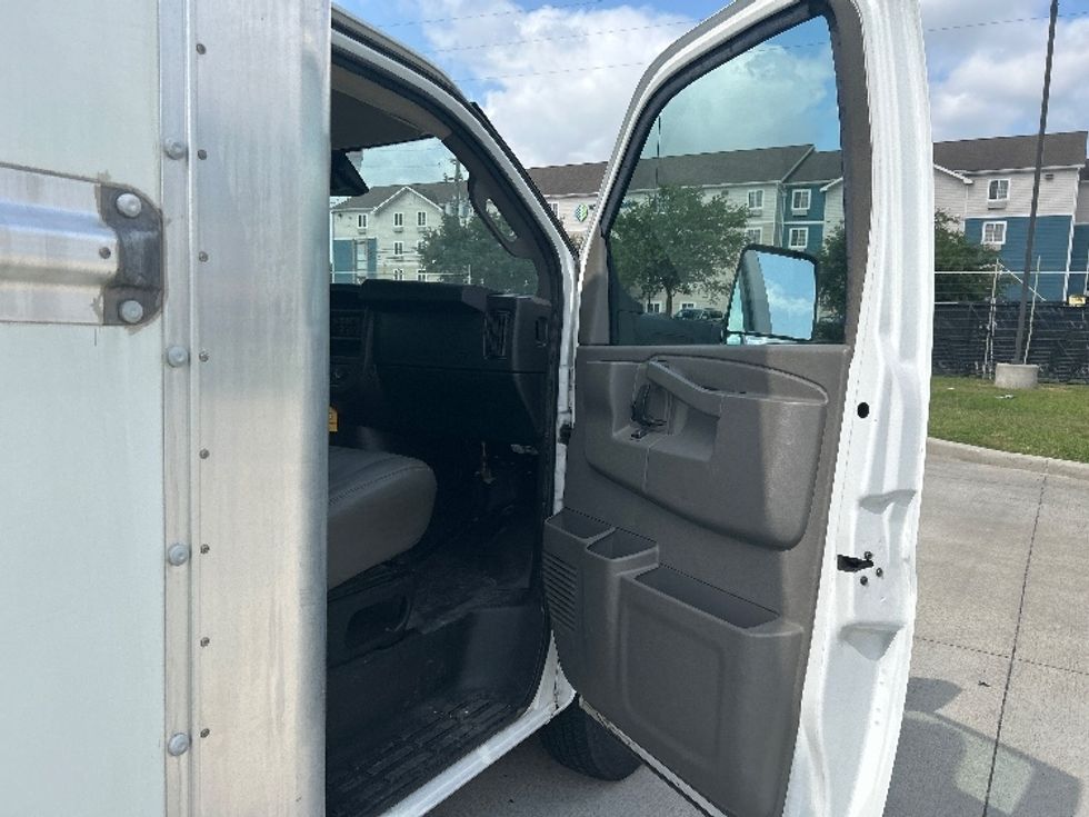 Light Duty Box Truck-Light and Medium Duty Trucks-GMC-2021-Savana G33903-Houston-TX-86,268\n\t\tmiles-$ 31,000 - Image 20