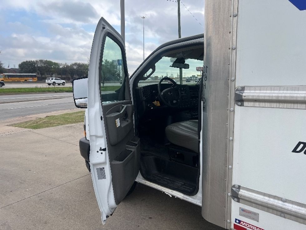 Light Duty Box Truck-Light and Medium Duty Trucks-GMC-2021-Savana G33903-Houston-TX-89,843\n\t\tmiles-$ 30,500 - Image 16