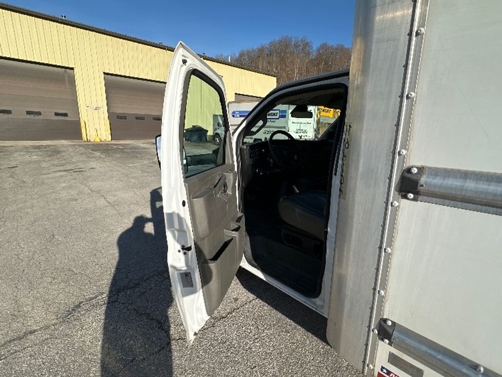 Light Duty Box Truck-Light and Medium Duty Trucks-GMC-2021-Savana G33903-Huntington-WV-98,033\n\t\tmiles-$ 28,750 - Image 14
