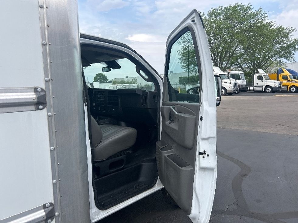 Light Duty Box Truck-Light and Medium Duty Trucks-GMC-2021-Savana G33903-Indianapolis-IN-102,337\n\t\tmiles-$ 27,000 - Image 20