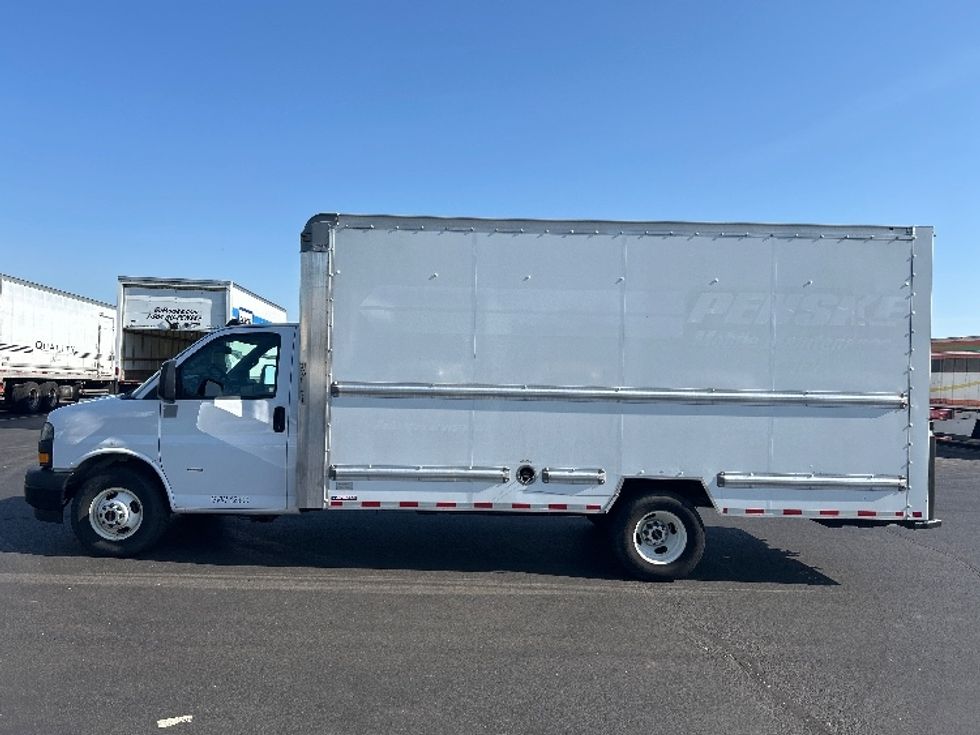 Light Duty Box Truck-Light and Medium Duty Trucks-GMC-2021-Savana G33903-Indianapolis-IN-60,711\n\t\tmiles-$ 33,500 - Image 4