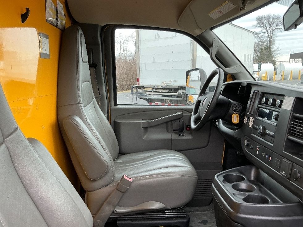 Light Duty Box Truck-Light and Medium Duty Trucks-GMC-2021-Savana G33903-Indianapolis-IN-88,520\n\t\tmiles-$ 27,000 - Image 22