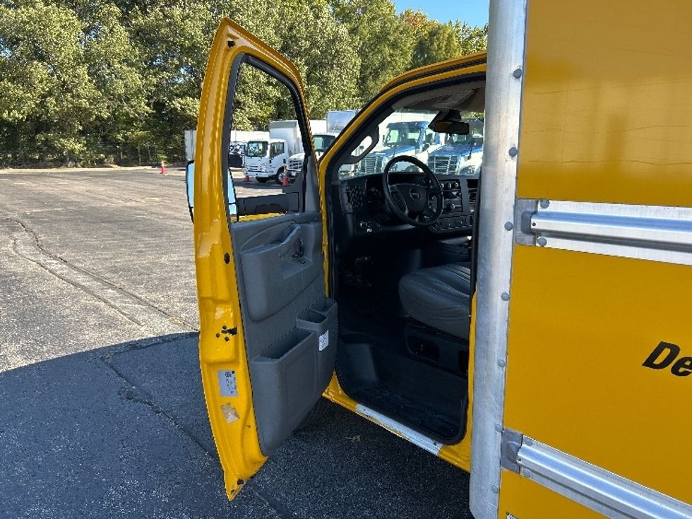 Light Duty Box Truck-Light and Medium Duty Trucks-GMC-2021-Savana G33903-Jackson-TN-103,932\n\t\tmiles-$ 26,250 - Image 16