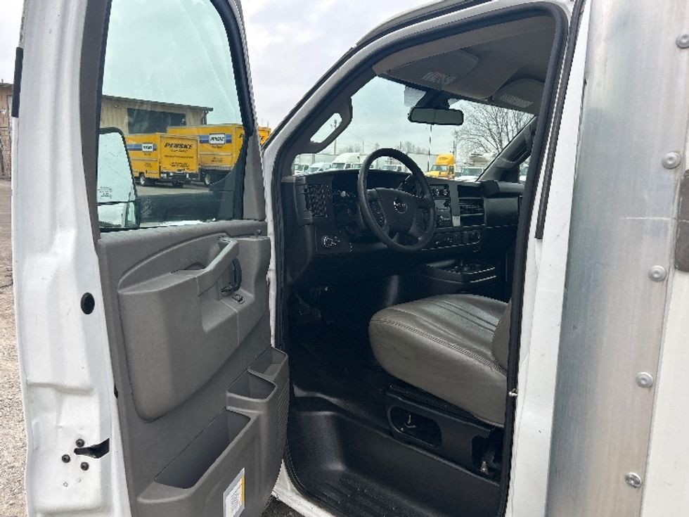 Light Duty Box Truck-Light and Medium Duty Trucks-GMC-2021-Savana G33903-Jackson-TN-117,181\n\t\tmiles-$ 27,250 - Image 22