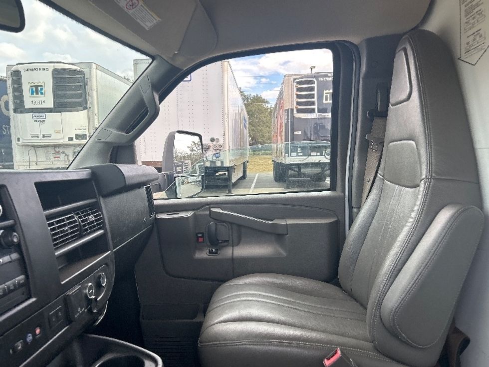 Light Duty Box Truck-Light and Medium Duty Trucks-GMC-2021-Savana G33903-Jacksonville-FL-86,261\n\t\tmiles-$ 32,250 - Image 19