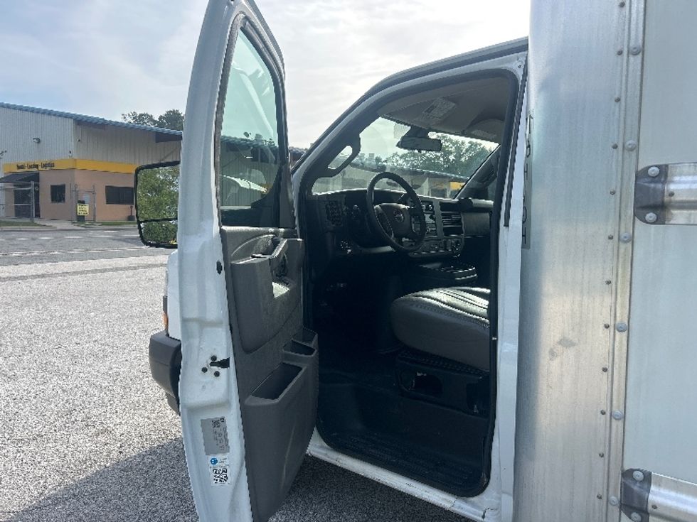 Light Duty Box Truck-Light and Medium Duty Trucks-GMC-2021-Savana G33903-Jacksonville-FL-96,318\n\t\tmiles-$ 30,500 - Image 16