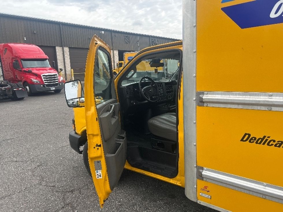 Light Duty Box Truck-Light and Medium Duty Trucks-GMC-2021-Savana G33903-Jacksonville-FL-99,664\n\t\tmiles-$ 27,000 - Image 15