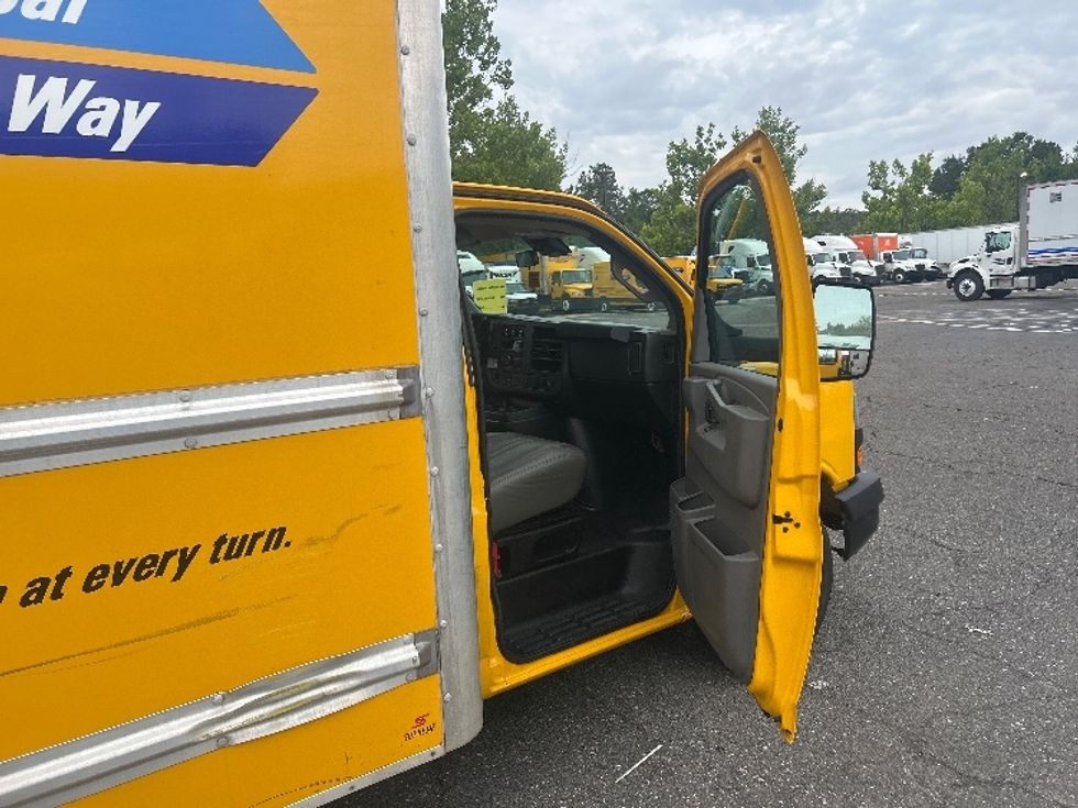 Light Duty Box Truck-Light and Medium Duty Trucks-GMC-2021-Savana G33903-Jacksonville-FL-99,664\n\t\tmiles-$ 27,000 - Image 19
