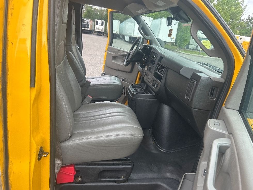 Light Duty Box Truck-Light and Medium Duty Trucks-GMC-2021-Savana G33903-Jacksonville-FL-99,664\n\t\tmiles-$ 27,000 - Image 21