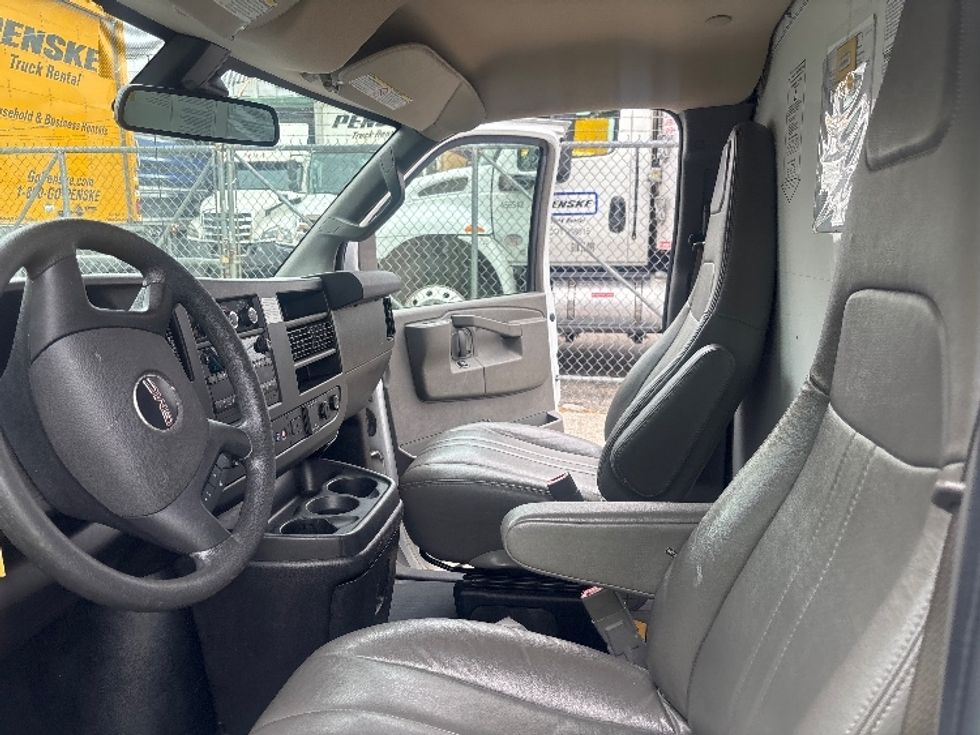 Light Duty Box Truck-Light and Medium Duty Trucks-GMC-2021-Savana G33903-Jamaica-NY-114,762\n\t\tmiles-$ 25,750 - Image 19