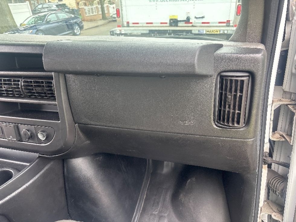 Light Duty Box Truck-Light and Medium Duty Trucks-GMC-2021-Savana G33903-Jamaica-NY-114,762\n\t\tmiles-$ 25,750 - Image 21