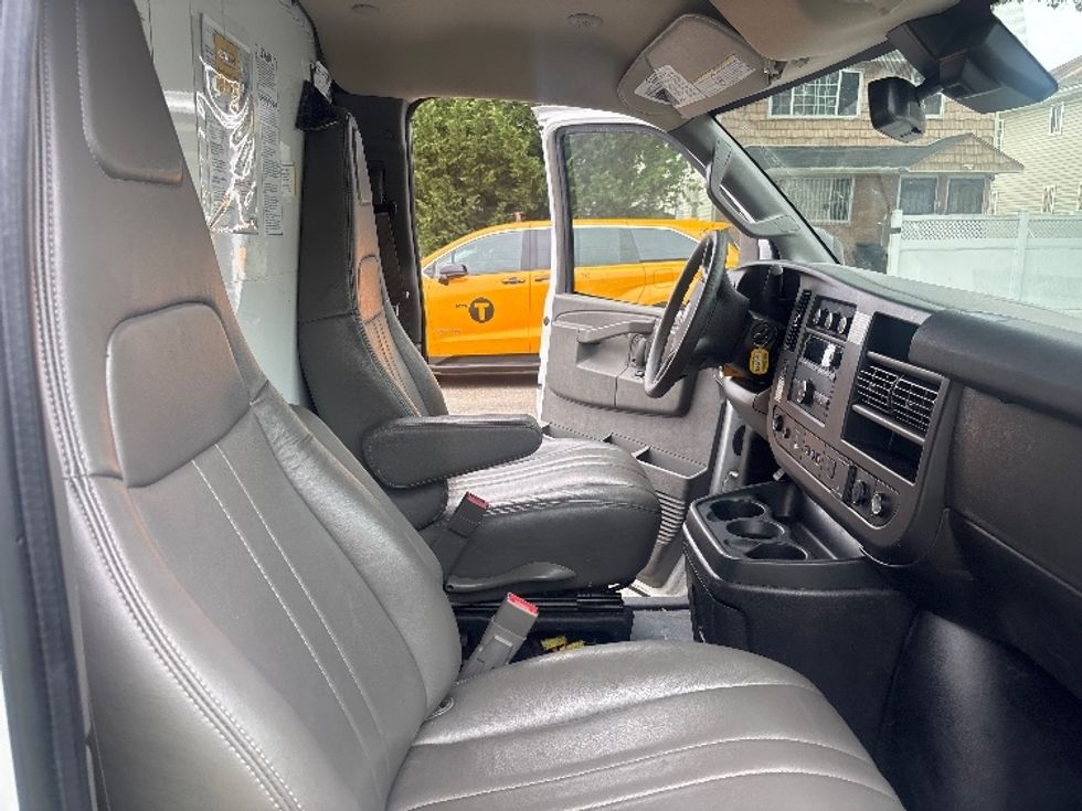 Light Duty Box Truck-Light and Medium Duty Trucks-GMC-2021-Savana G33903-Jamaica-NY-114,762\n\t\tmiles-$ 25,750 - Image 22