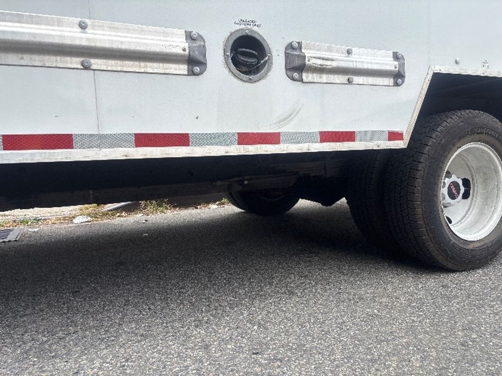 Light Duty Box Truck-Light and Medium Duty Trucks-GMC-2021-Savana G33903-Jamaica-NY-114,762\n\t\tmiles-$ 25,750 - Image 5