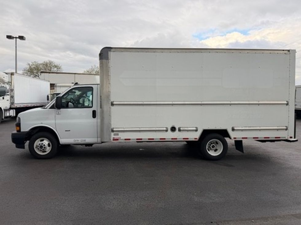 Light Duty Box Truck-Light and Medium Duty Trucks-GMC-2021-Savana G33903-Jamaica-NY-115,022\n\t\tmiles-$ 29,750 - Image 4