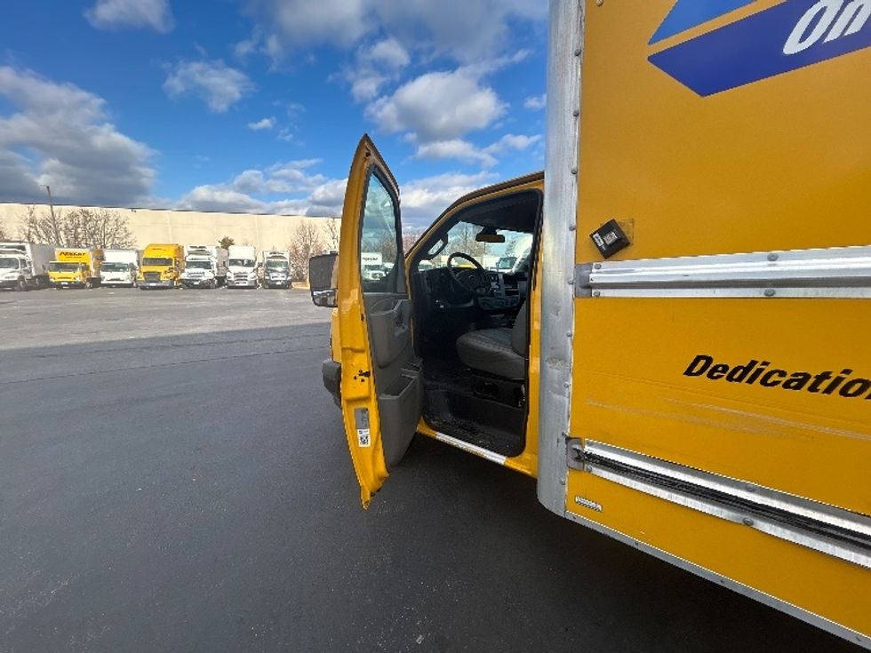 Light Duty Box Truck-Light and Medium Duty Trucks-GMC-2021-Savana G33903-Jessup-MD-93,154\n\t\tmiles-$ 26,500 - Image 16