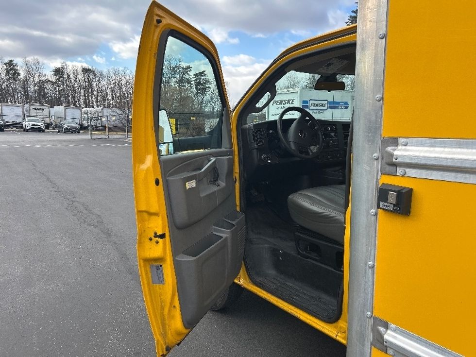 Light Duty Box Truck-Light and Medium Duty Trucks-GMC-2021-Savana G33903-Jessup-MD-98,187\n\t\tmiles-$ 26,000 - Image 15