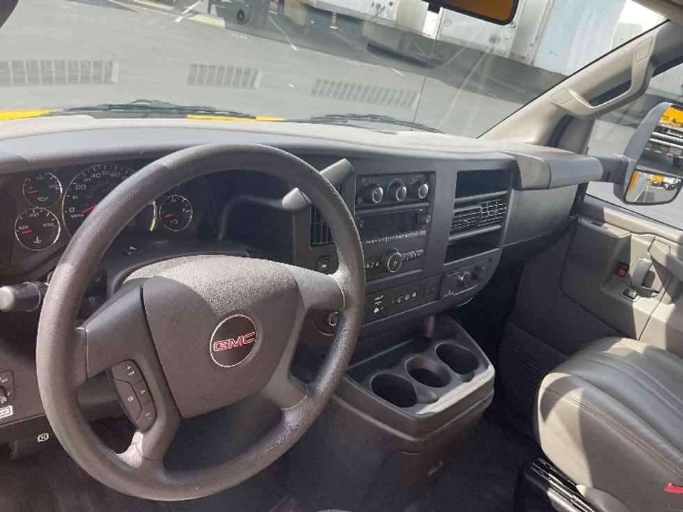 Light Duty Box Truck-Light and Medium Duty Trucks-GMC-2021-Savana G33903-Jurupa Valley-CA-91,322\n\t\tmiles-$ 28,750 - Image 17