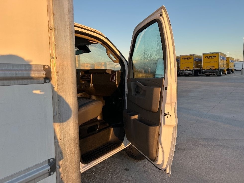 Light Duty Box Truck-Light and Medium Duty Trucks-GMC-2021-Savana G33903-Katy-TX-112,389\n\t\tmiles-$ 28,000 - Image 20