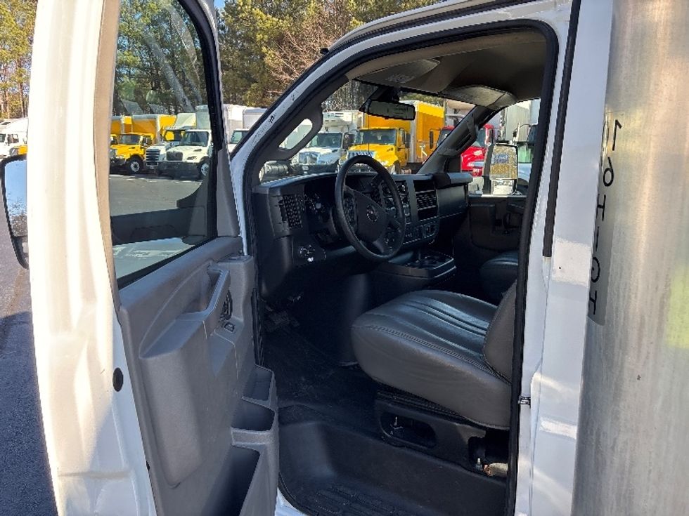 Light Duty Box Truck-Light and Medium Duty Trucks-GMC-2021-Savana G33903-Kennesaw-GA-101,842\n\t\tmiles-$ 30,500 - Image 16