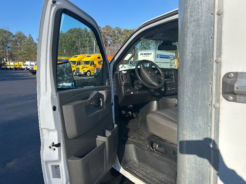 Light Duty Box Truck-Light and Medium Duty Trucks-GMC-2021-Savana G33903-Kennesaw-GA-103,627\n\t\tmiles-$ 30,250 - Image 15