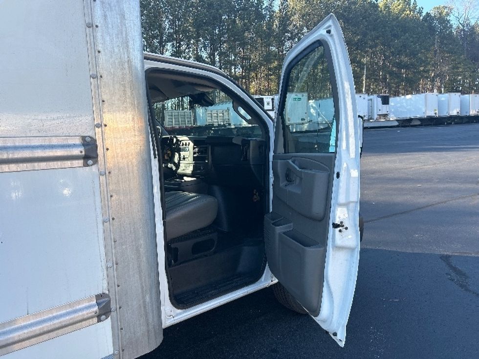 Light Duty Box Truck-Light and Medium Duty Trucks-GMC-2021-Savana G33903-Kennesaw-GA-103,627\n\t\tmiles-$ 30,250 - Image 19