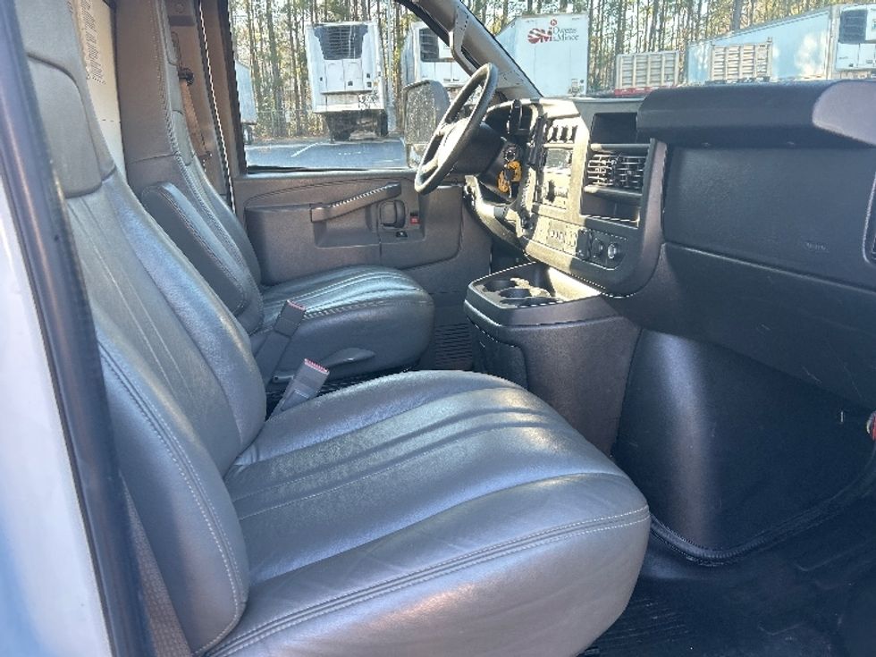 Light Duty Box Truck-Light and Medium Duty Trucks-GMC-2021-Savana G33903-Kennesaw-GA-103,627\n\t\tmiles-$ 30,250 - Image 21