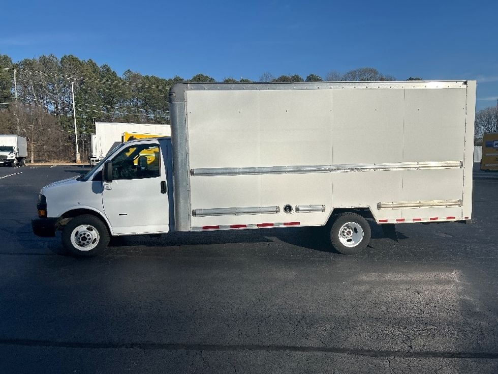 Light Duty Box Truck-Light and Medium Duty Trucks-GMC-2021-Savana G33903-Kennesaw-GA-103,627\n\t\tmiles-$ 30,250 - Image 4