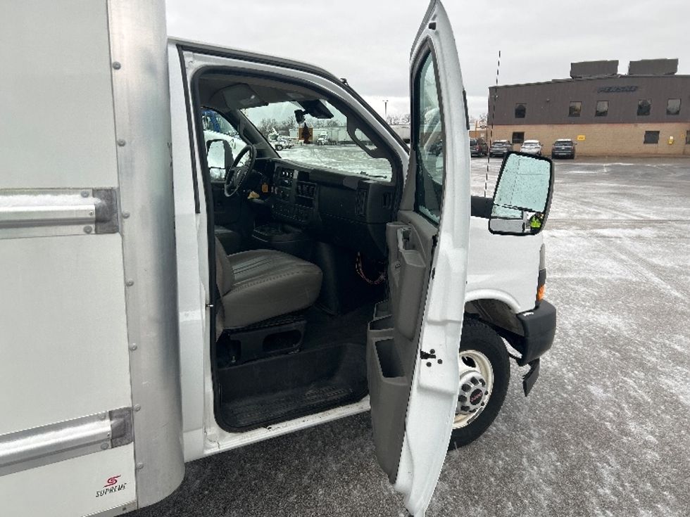 Light Duty Box Truck-Light and Medium Duty Trucks-GMC-2021-Savana G33903-Kentwood-MI-102,524\n\t\tmiles-$ 28,750 - Image 19