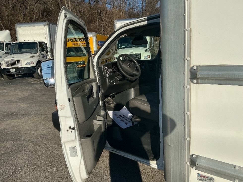 Light Duty Box Truck-Light and Medium Duty Trucks-GMC-2021-Savana G33903-Knoxville-TN-97,590\n\t\tmiles-$ 31,000 - Image 16