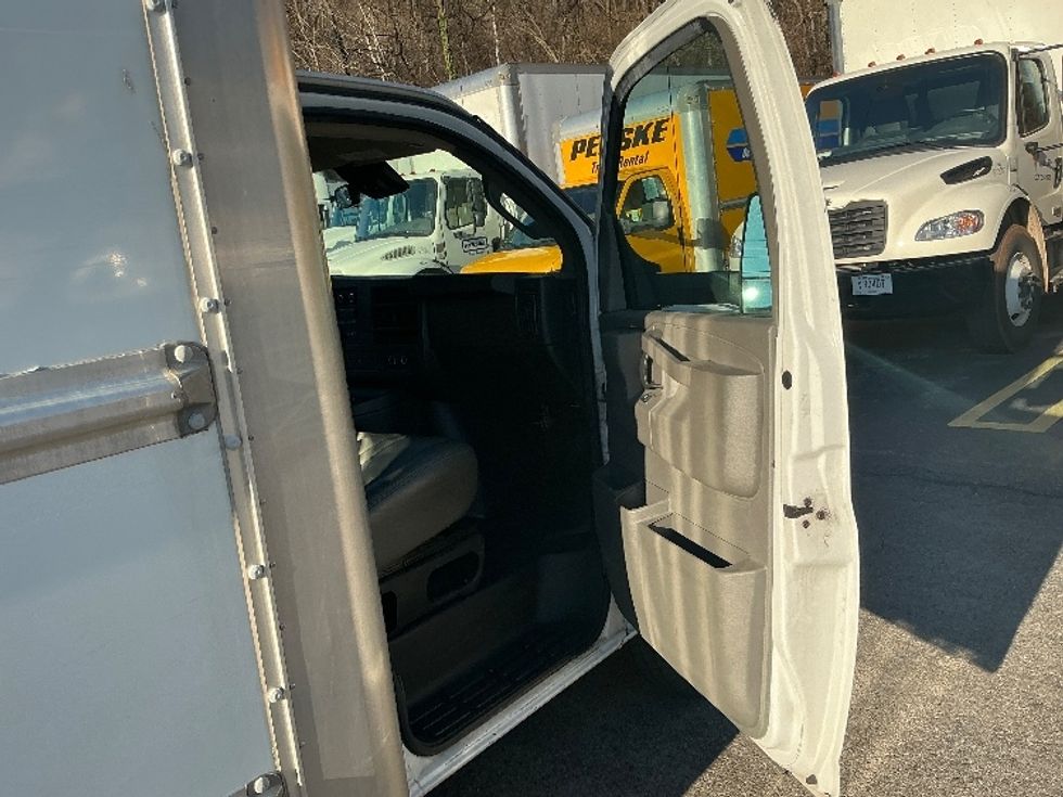 Light Duty Box Truck-Light and Medium Duty Trucks-GMC-2021-Savana G33903-Knoxville-TN-97,590\n\t\tmiles-$ 31,000 - Image 20