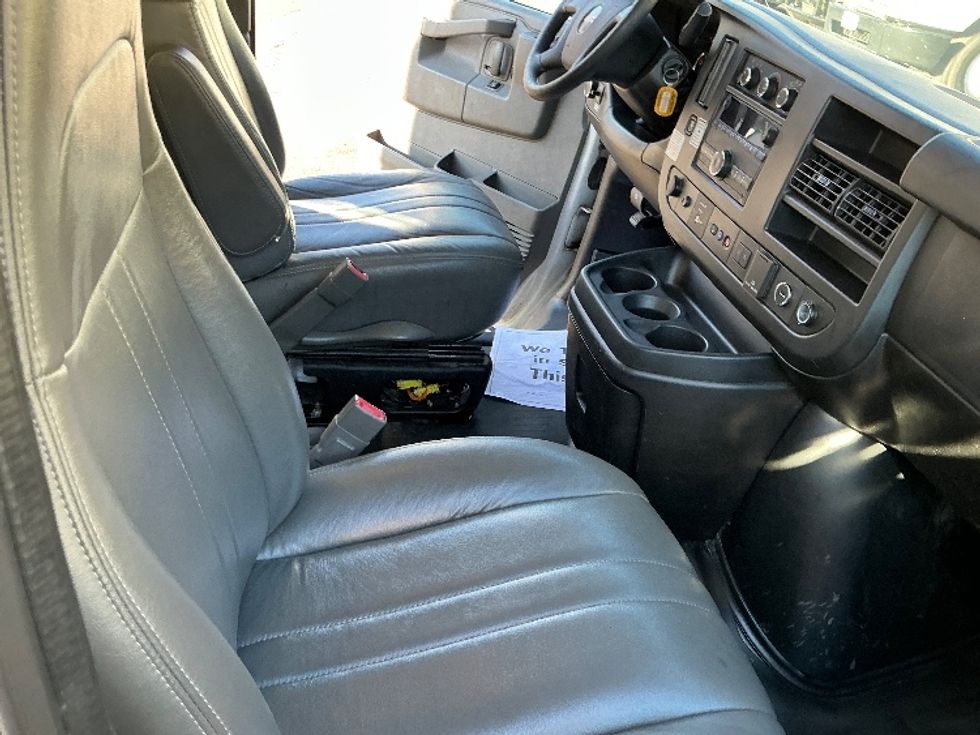 Light Duty Box Truck-Light and Medium Duty Trucks-GMC-2021-Savana G33903-Knoxville-TN-97,590\n\t\tmiles-$ 31,000 - Image 22