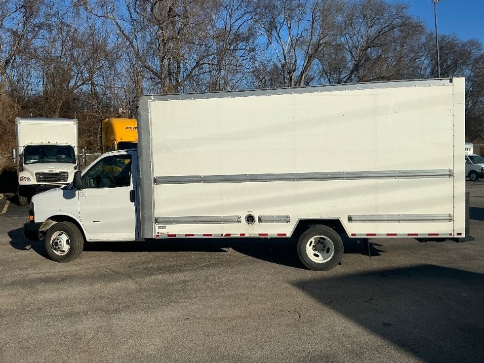 Light Duty Box Truck-Light and Medium Duty Trucks-GMC-2021-Savana G33903-Knoxville-TN-97,590\n\t\tmiles-$ 31,000 - Image 4