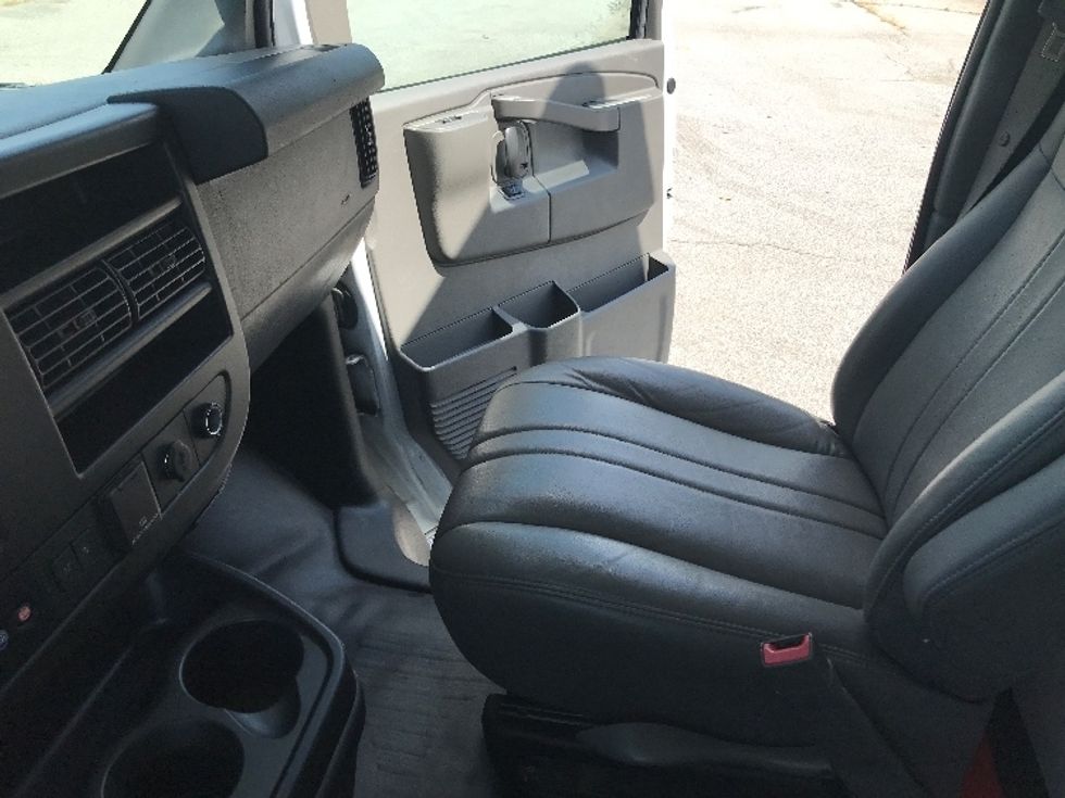 Light Duty Box Truck-Light and Medium Duty Trucks-GMC-2021-Savana G33903-Knoxville-TN-99,357\n\t\tmiles-$ 30,750 - Image 16