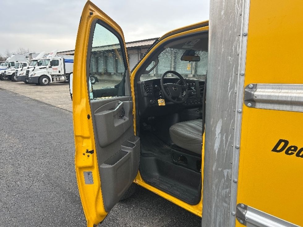 Light Duty Box Truck-Light and Medium Duty Trucks-GMC-2021-Savana G33903-La Vergne-TN-76,907\n\t\tmiles-$ 30,500 - Image 16