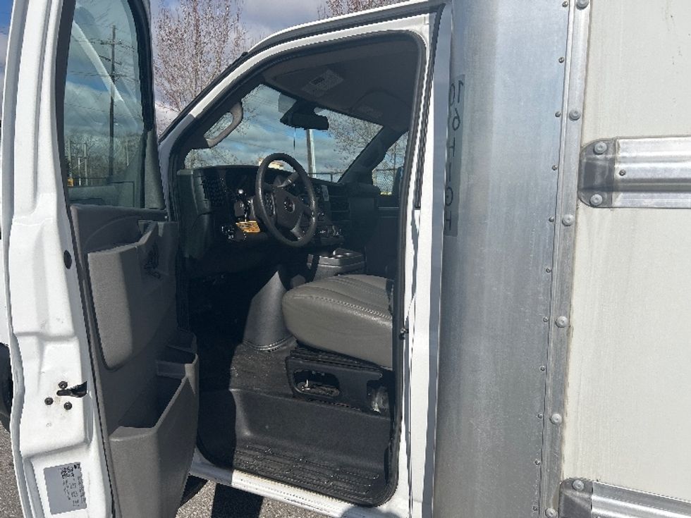 Light Duty Box Truck-Light and Medium Duty Trucks-GMC-2021-Savana G33903-Lafayette-LA-115,586\n\t\tmiles-$ 27,500 - Image 13