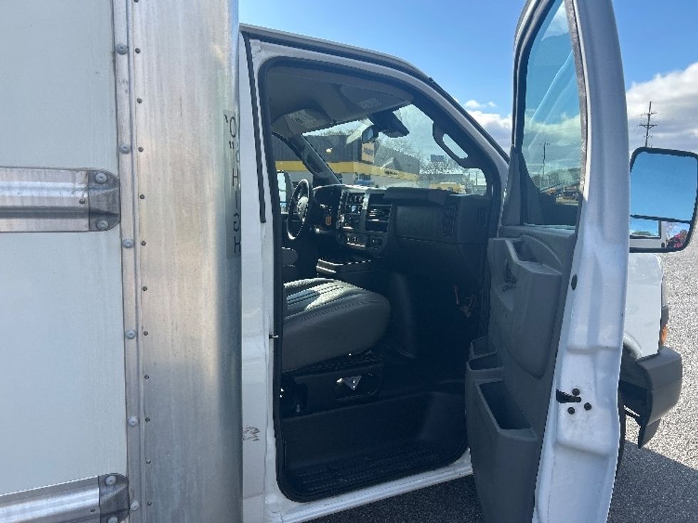 Light Duty Box Truck-Light and Medium Duty Trucks-GMC-2021-Savana G33903-Lafayette-LA-115,586\n\t\tmiles-$ 27,500 - Image 17