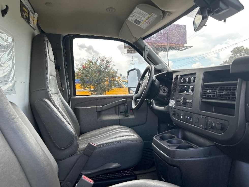Light Duty Box Truck-Light and Medium Duty Trucks-GMC-2021-Savana G33903-Lafayette-LA-79,032\n\t\tmiles-$ 31,750 - Image 22