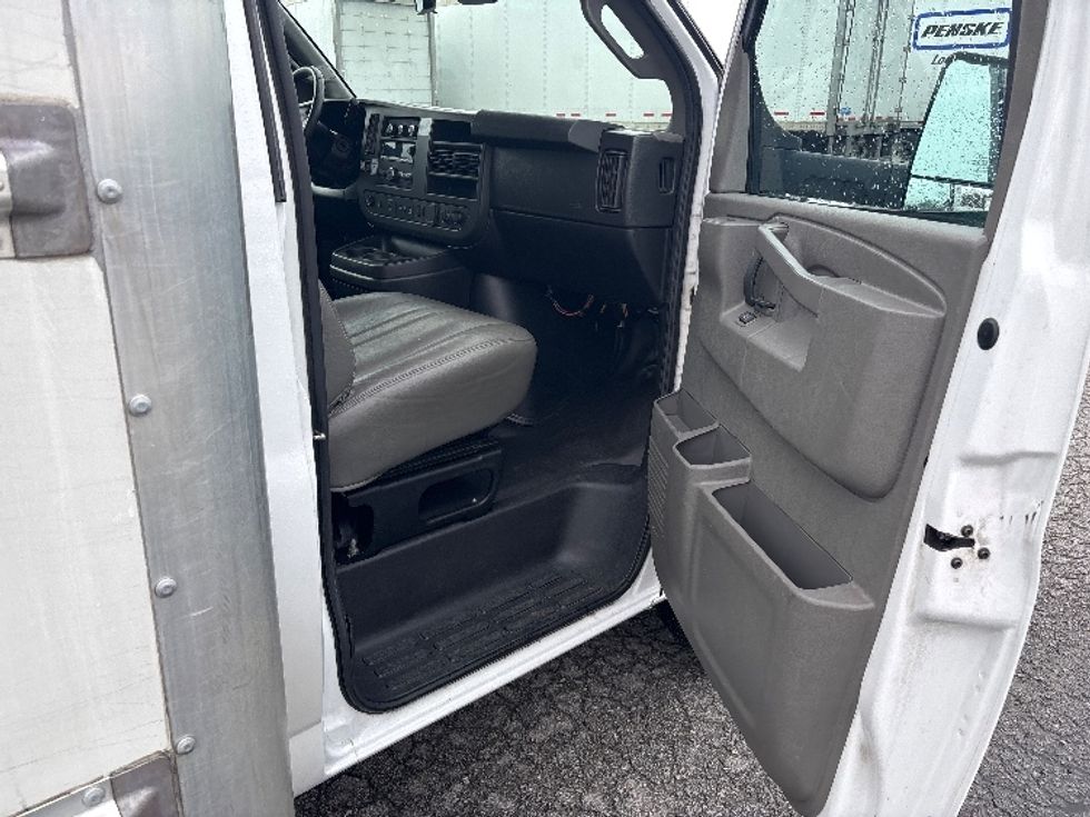 Light Duty Box Truck-Light and Medium Duty Trucks-GMC-2021-Savana G33903-Little Rock-AR-110,332\n\t\tmiles-$ 28,000 - Image 20