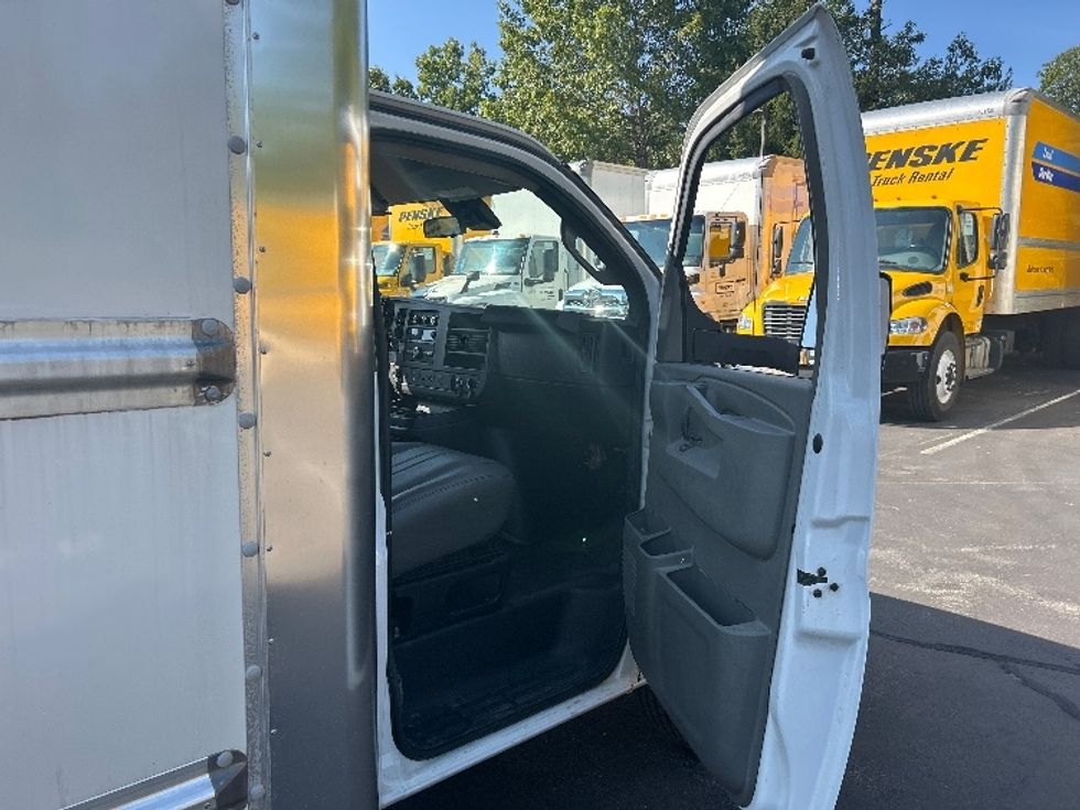 Light Duty Box Truck-Light and Medium Duty Trucks-GMC-2021-Savana G33903-Londonderry-NH-107,671\n\t\tmiles-$ 26,000 - Image 20