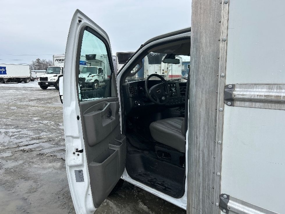 Light Duty Box Truck-Light and Medium Duty Trucks-GMC-2021-Savana G33903-Londonderry-NH-115,579\n\t\tmiles-$ 26,000 - Image 16