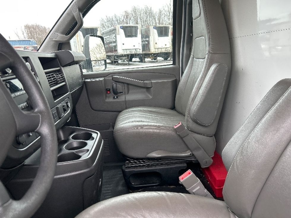 Light Duty Box Truck-Light and Medium Duty Trucks-GMC-2021-Savana G33903-Londonderry-NH-115,579\n\t\tmiles-$ 26,000 - Image 19