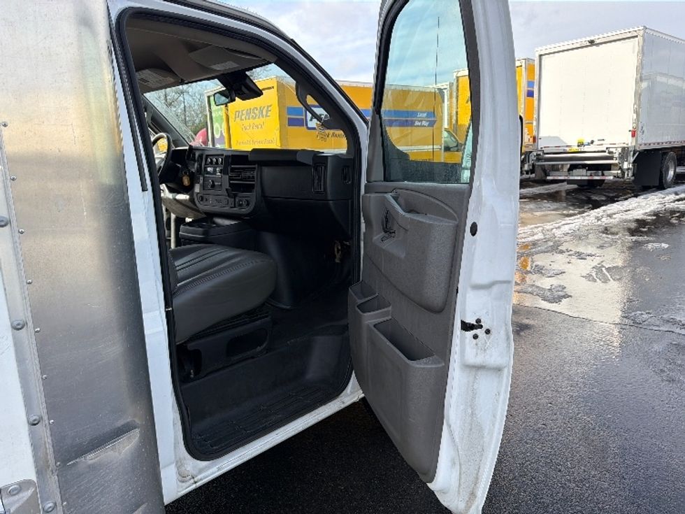 Light Duty Box Truck-Light and Medium Duty Trucks-GMC-2021-Savana G33903-Londonderry-NH-87,122\n\t\tmiles-$ 29,000 - Image 20