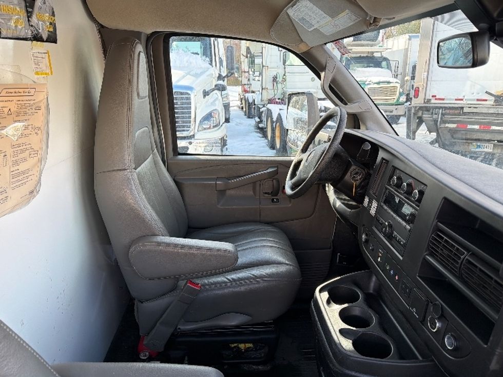 Light Duty Box Truck-Light and Medium Duty Trucks-GMC-2021-Savana G33903-Londonderry-NH-99,752\n\t\tmiles-$ 27,750 - Image 22