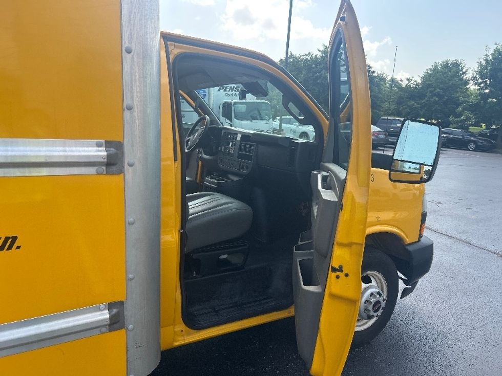 Light Duty Box Truck-Light and Medium Duty Trucks-GMC-2021-Savana G33903-Louisville-KY-115,870\n\t\tmiles-$ 23,000 - Image 20